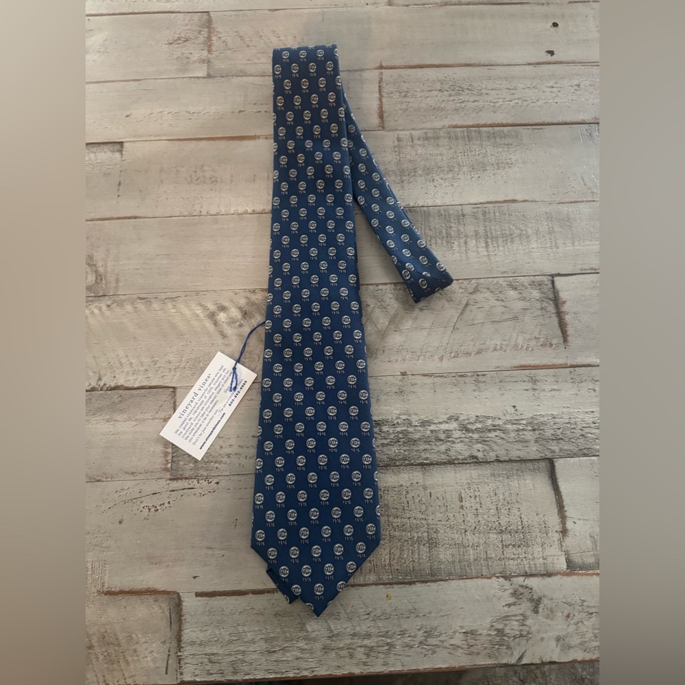 Vineyard Vines 100% Silk GCCC 1916 Logo Tie Classic Width